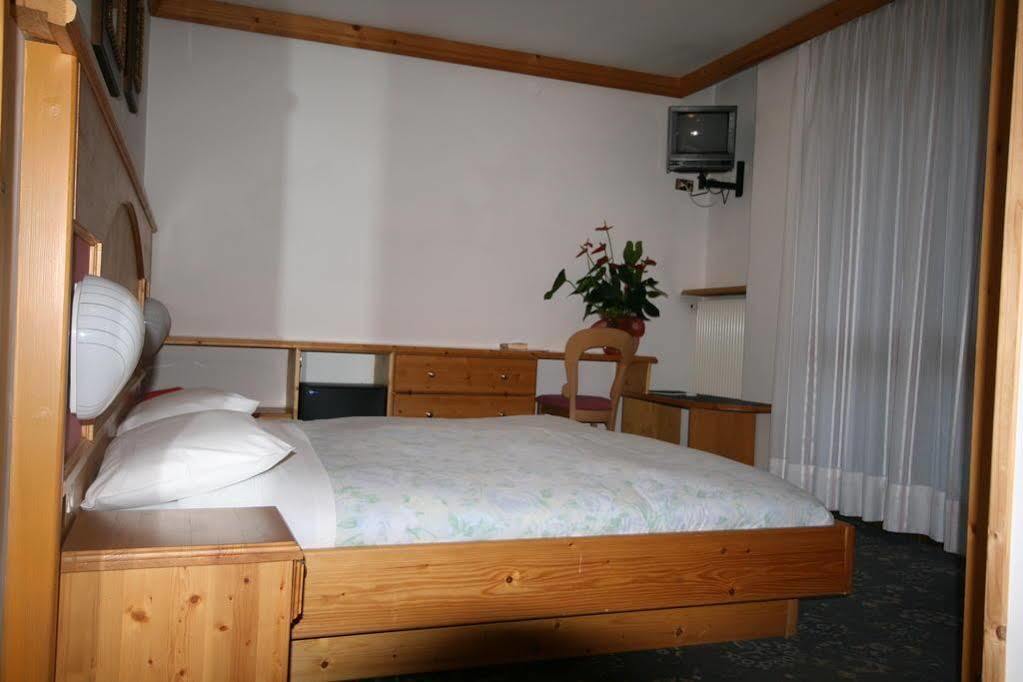 Hotel St. Raphael Madonna Esterno foto